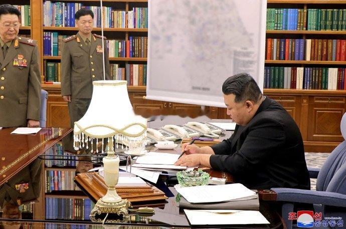 金正恩办公室三多，书籍多，电话多，烟头多。尹锡悦办公室一本书都没有。 ​​​