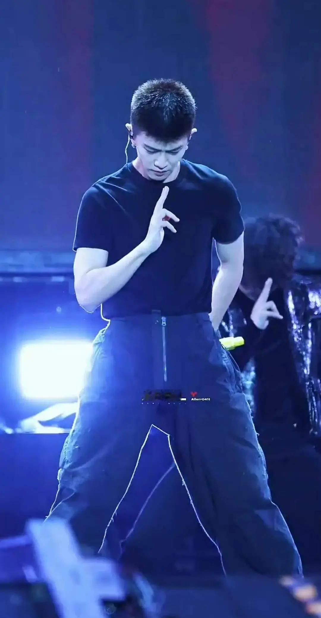 任嘉伦的音乐节表演是不是还蛮出圈的这个动作设计漂亮，抖上面一大堆清冷佛子、京圈佛