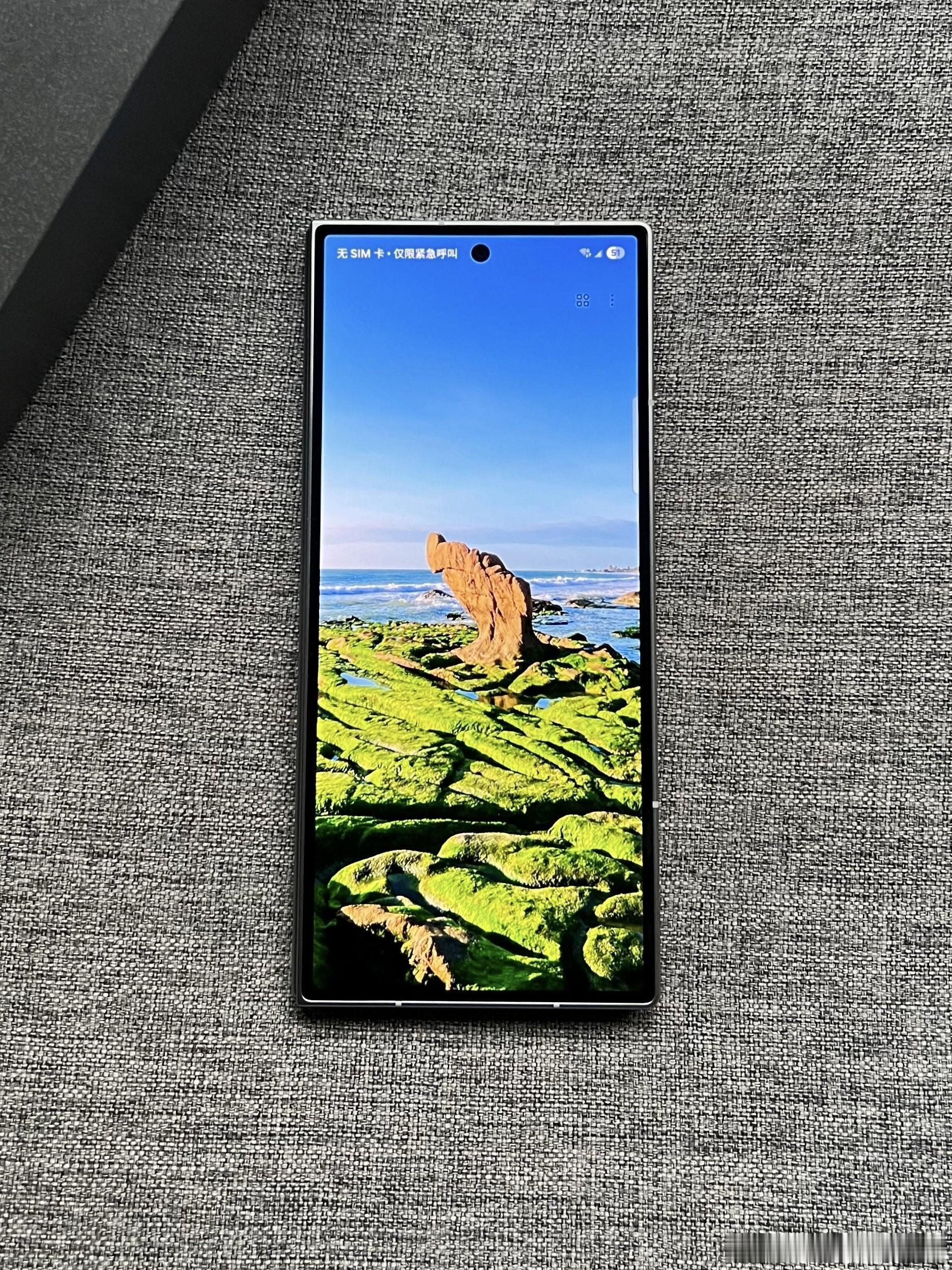 感觉折叠屏颜值这块， 还是三星更好看 