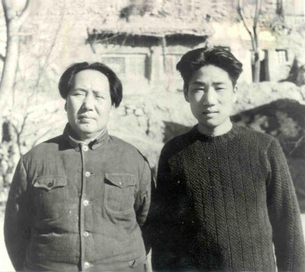 伟人就是伟人，仅仅两个男丁，而两个中一个正常，而另一个则是不正常的且得了精神病的
