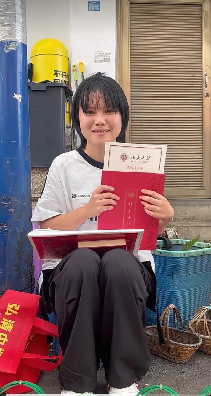 19岁云南女孩靠残疾父亲擦皮鞋供她读书，今年高考考了674分，当她在集上卖蘑菇时