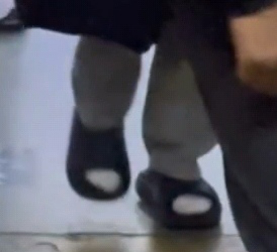 肖战穿拖鞋上班了肖战上班羽绒服配拖鞋 肖战穿着拖鞋上班啦哈哈啊肖战[超话] ​​