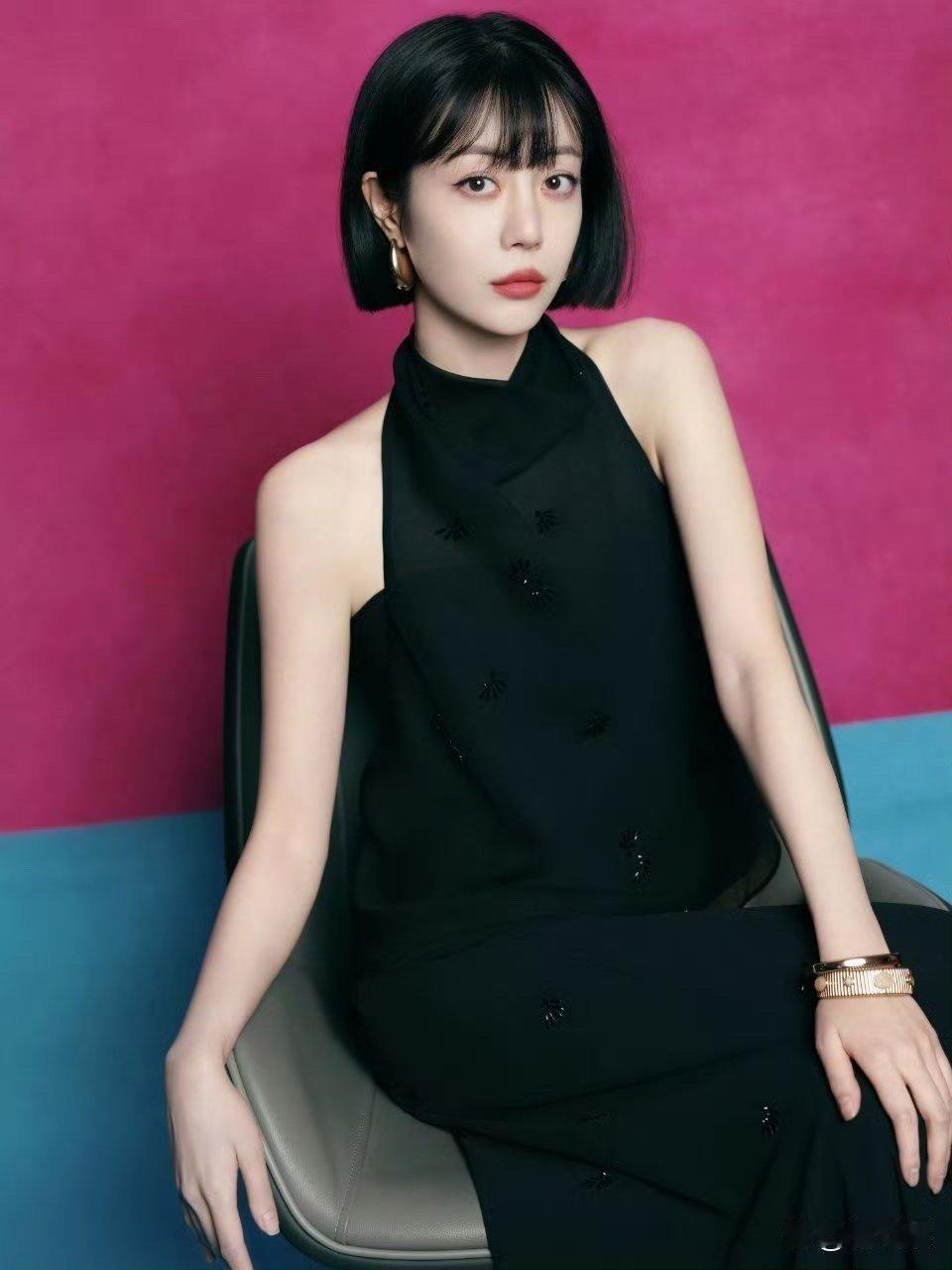 李溪芮优雅坐姿，尽展时尚魅力。 