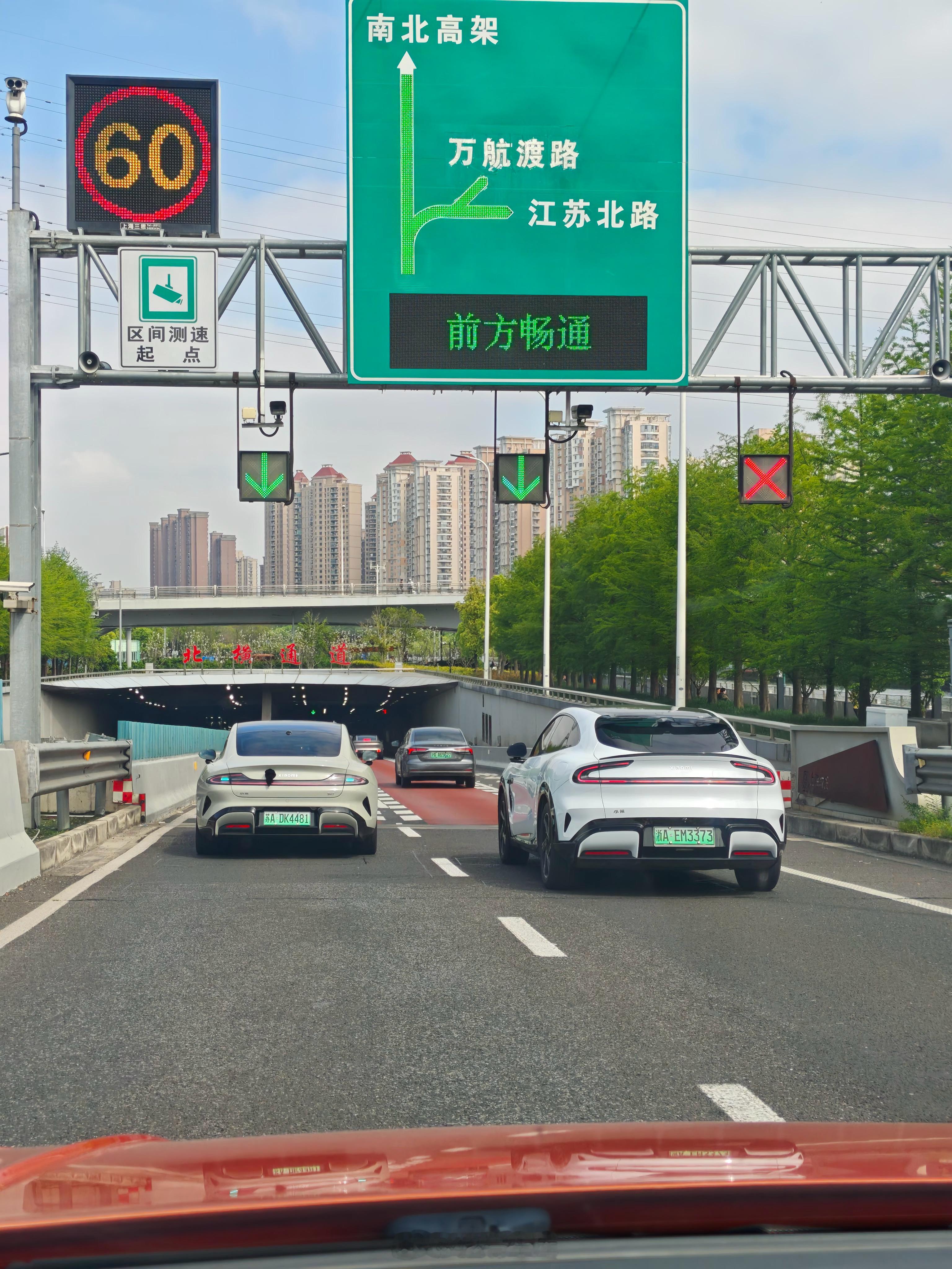 新老 SU7 挺难辨别的，但是蓝灯 SU7 就是新款新能源汽车42how