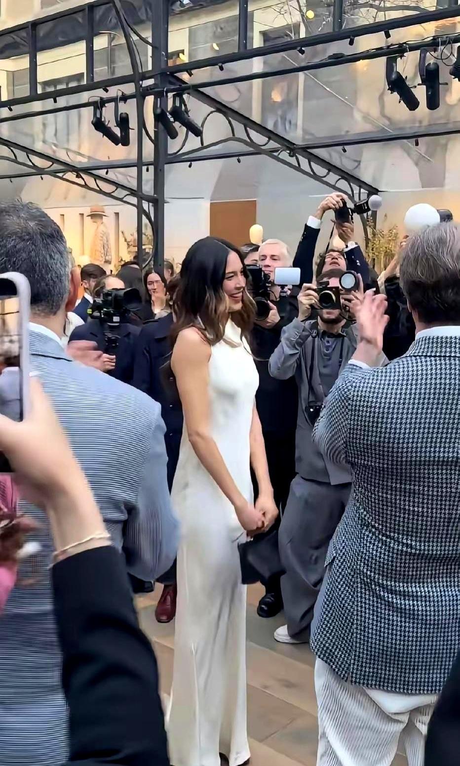 刚拿完冬奥金牌不到一天，她就脱下滑雪服换上了露背长裙。
 
领奖台的香槟味还没散