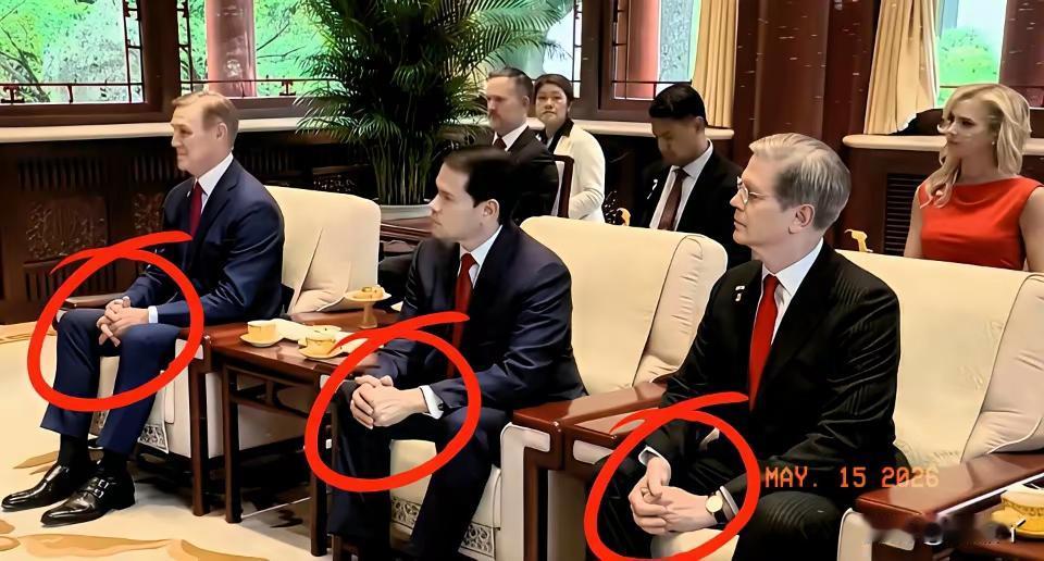 这坐姿怎么来的？
来自于上甘岭的铁与血和未散尽的硝烟；来自于被封锁的30年和自力