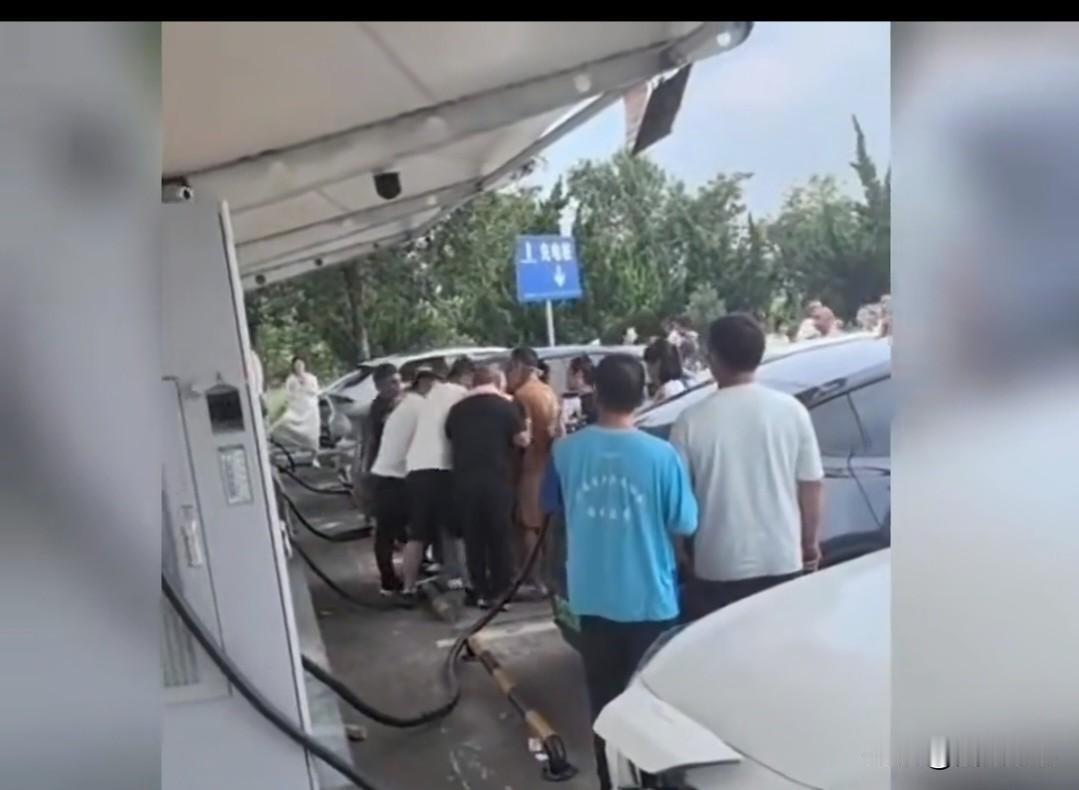 高速服务区抢充电枪，又打起来了！
每年春节高速服务区，新能源车主抢充电枪的事儿屡