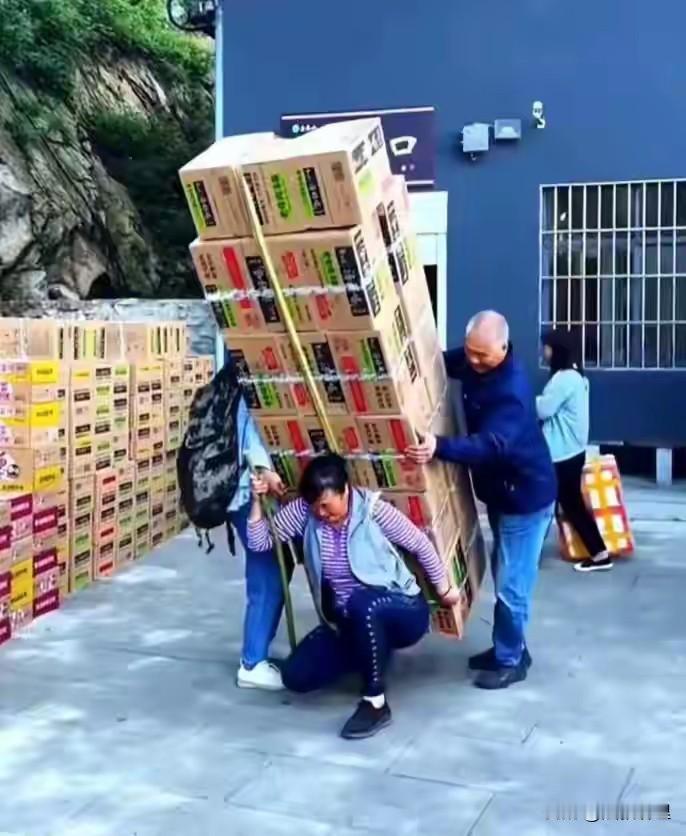 挑山工扛着货物一步一擦汗的踏阶而上，无人机载着包裹凌空而过，两种送货方式摆在面前