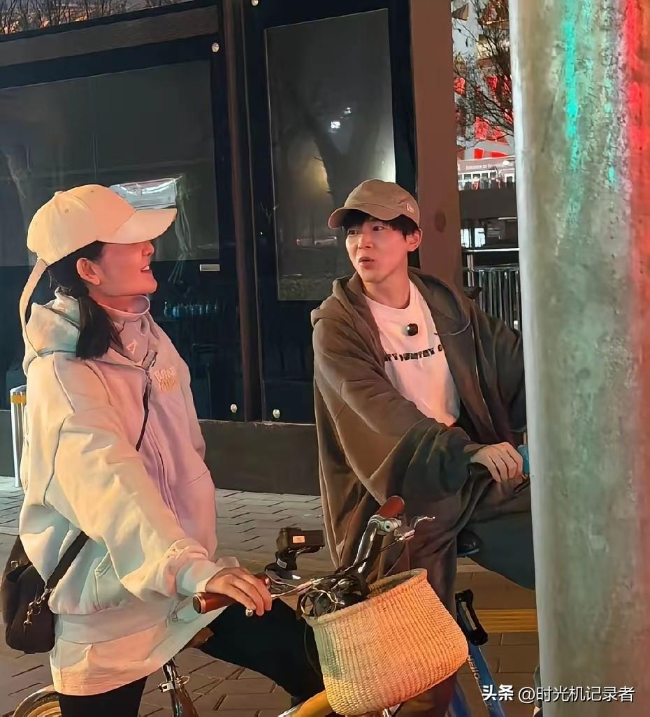 谢娜大晚上不和张杰在家睡觉，却陪着沈凌在北京街头骑车。
原来这两人是有目的的，谢