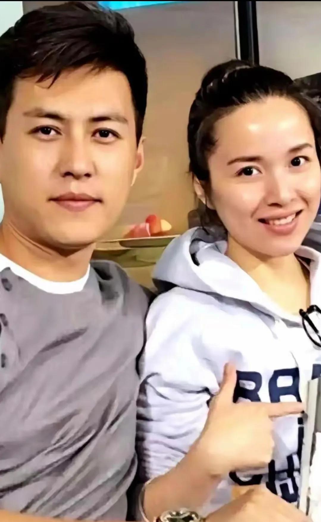 靳东很帅！娶了二婚妻子李佳生了两个儿子。很有担当！好男人！好丈夫！好父亲！好演员