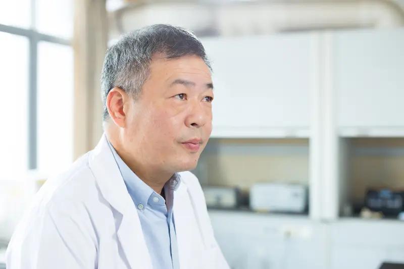 人生着实没必要在不同赛道盲目比较，恰如“坚车能载重，行船不如舟”。就拿徐丛剑教授