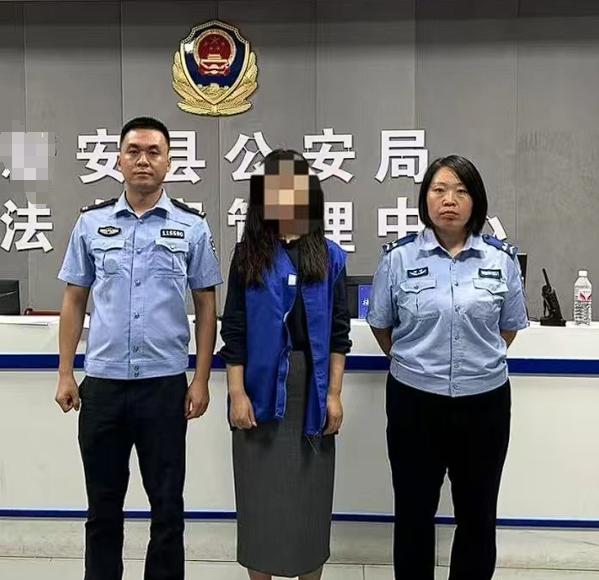 长见识了！一女子为了骗钱，冒充人民日报“女记者”专门“钓”村支书，这次碰到“高手