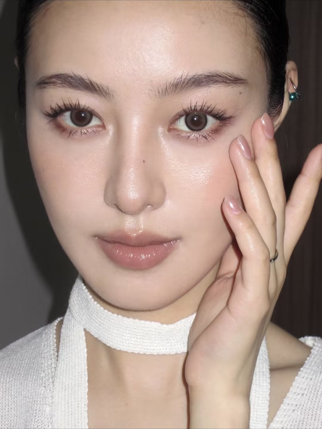 清新裸妆VS浓郁妆效，修容少量轻扫侧脸下颌，提亮面中鼻头。腮红打在苹果肌斜上方，