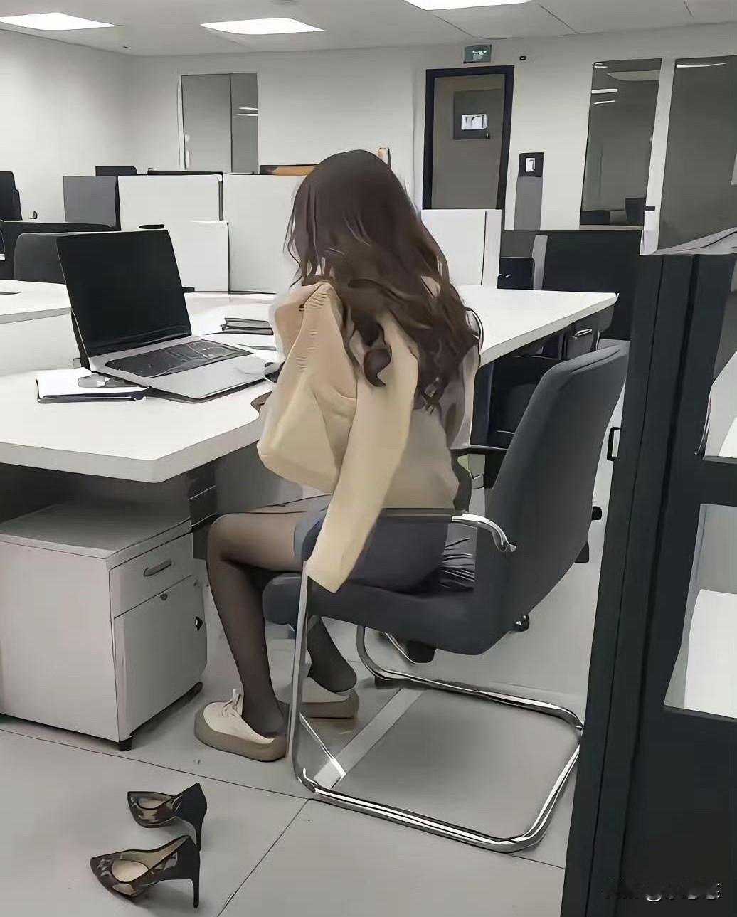 我同事，一位37岁大龄剩女，早上和我吐槽：
我一个堂堂的985大学研究生，国有企