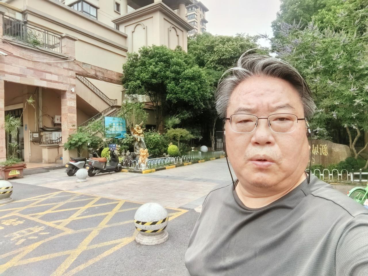 早起，出门步行不到四公里，太座没一起，速度提升，平均配速10分43秒。一路左小腿