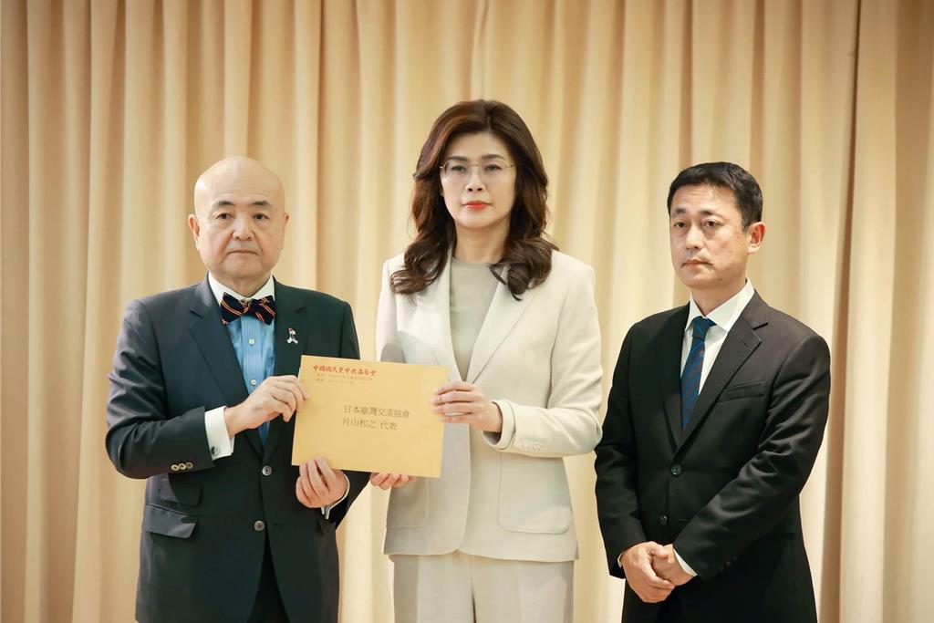 青鸟都看不下去了！郑丽文个人捐款100万援助熊本震灾，日方专门致谢，蓝营办公室接