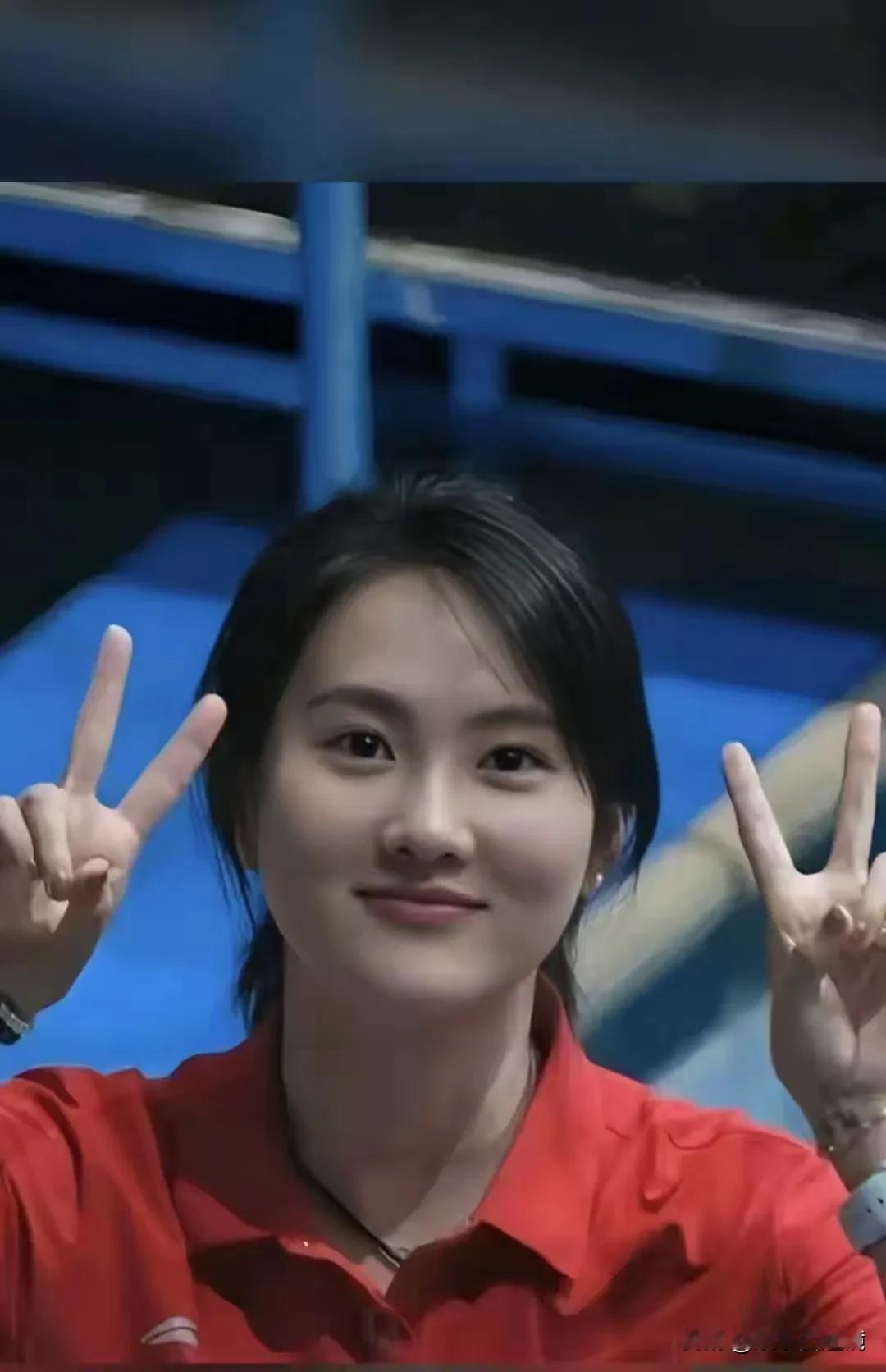 照片中这个美女教练太漂亮了，她带出了世界顶尖的跳水女运动员，更是大放光彩。
很多