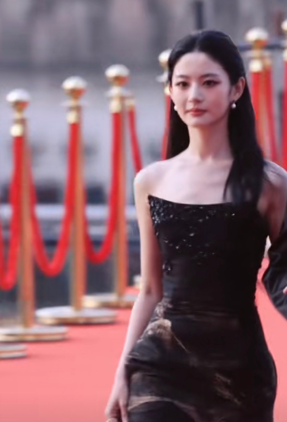 赵晴横店文荣奖红毯直拍，萌妹脸高妹身材，真的绝了！ ​​​