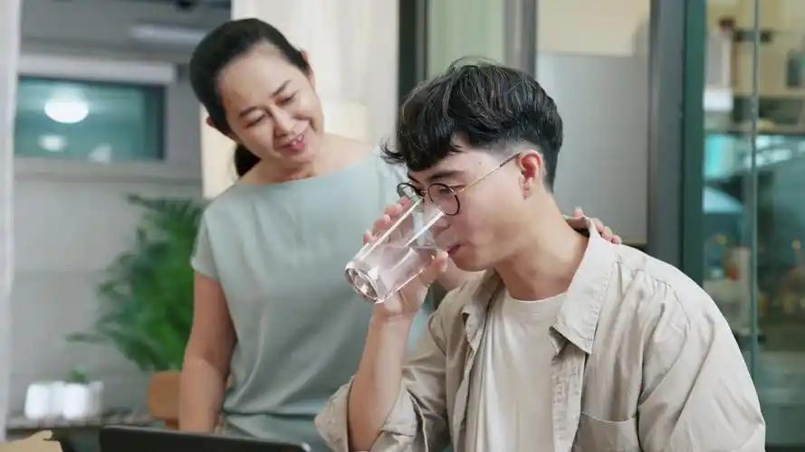 看尿液颜色就知道！你每天的水喝够了吗？

对于成年人来说，一天喝1000毫升水通