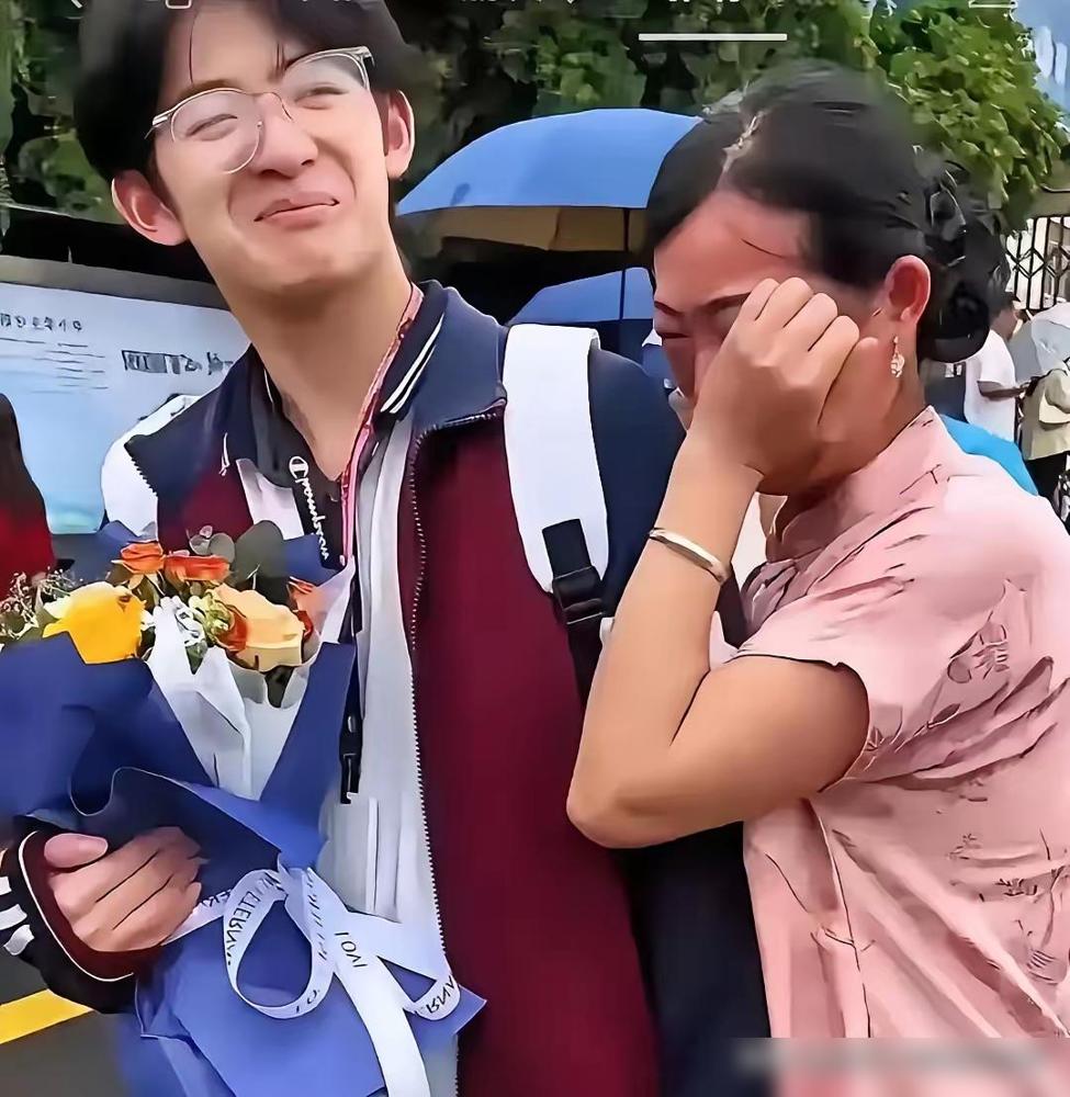 泪目！1米85少年，716分考上清华。

说真的，血缘这东西有时候真的虚，得看人