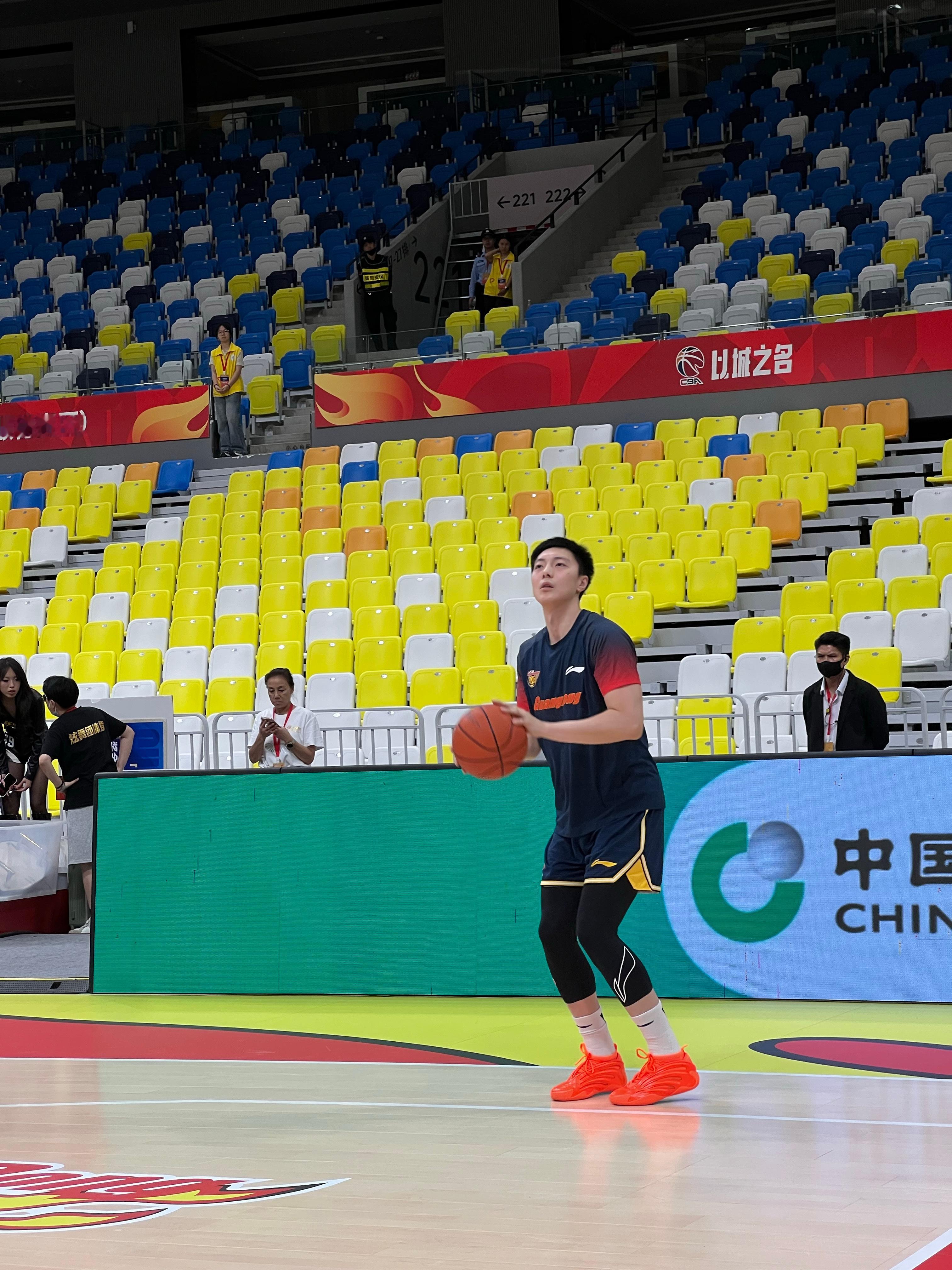 开始热身的胡队广东宏远胡明轩 佛山·顺德德胜体育中心