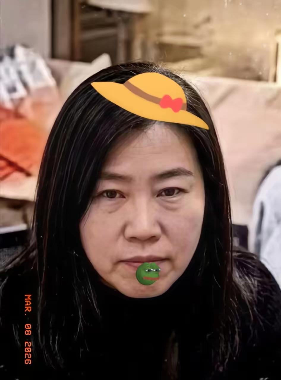 现在好了，
全国网友都在找你，
这一碗粉泼出去，你这辈子算是“红”透了。

原本