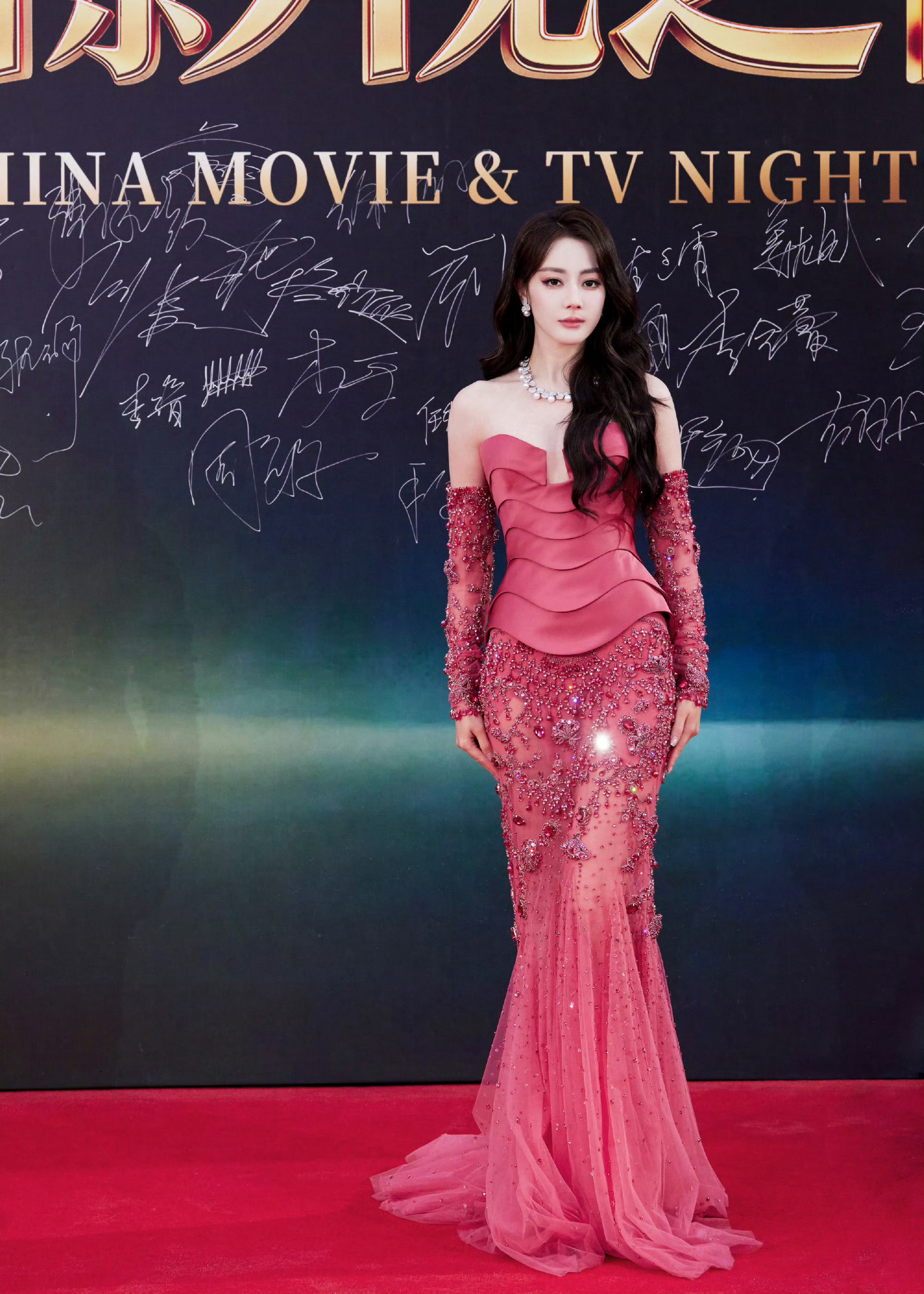 24号啦~~~路虎卫士全驭代言人迪丽热巴 红星美凯龙品牌代言人迪丽热巴