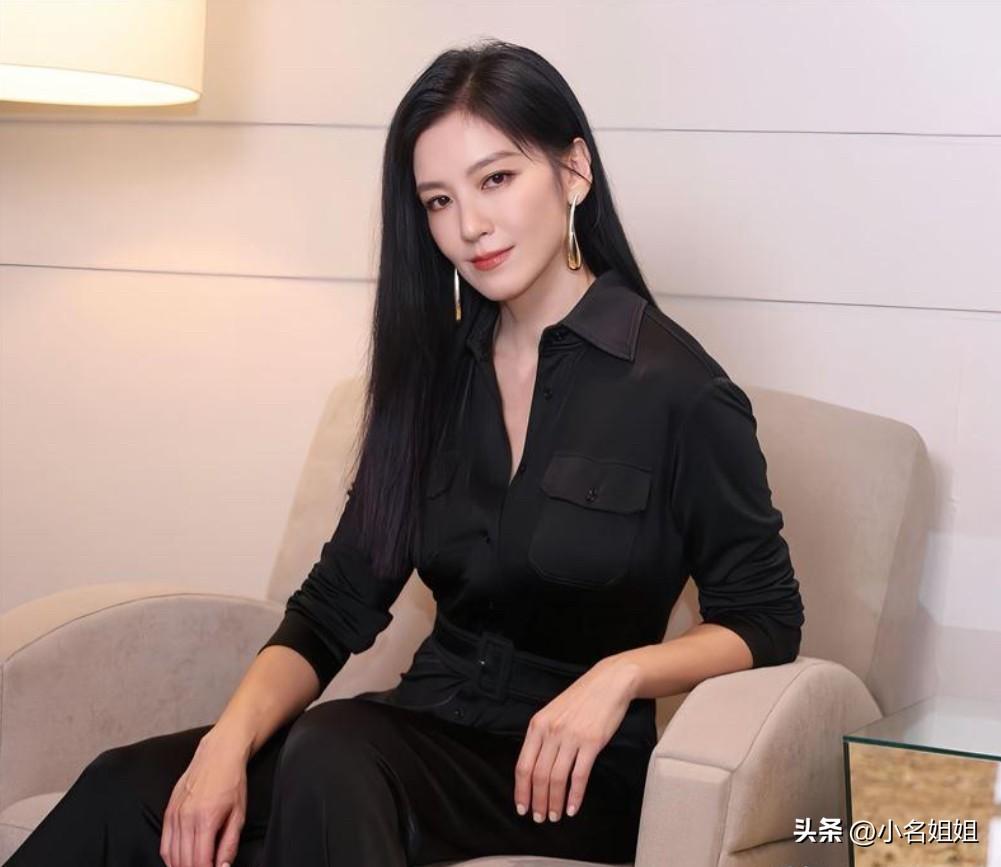 看到林熙蕾首谈15年豪门婚姻，
我终于悟了。
太能干的女人，其实活得最累。

以