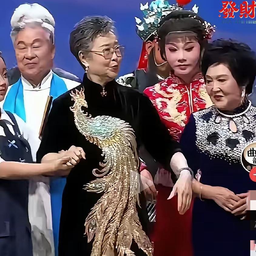 凤凰旗袍老艺术家抢位翻车爆火出圈
 
昨天5月31日这一天，一位穿凤凰旗袍的“老