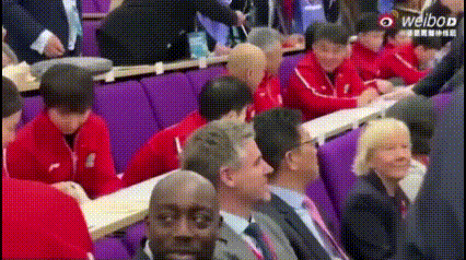 拉夫堡大学交流那天，出席活动的很多工作人员都等着和王楚钦合影，要王楚钦的签名。