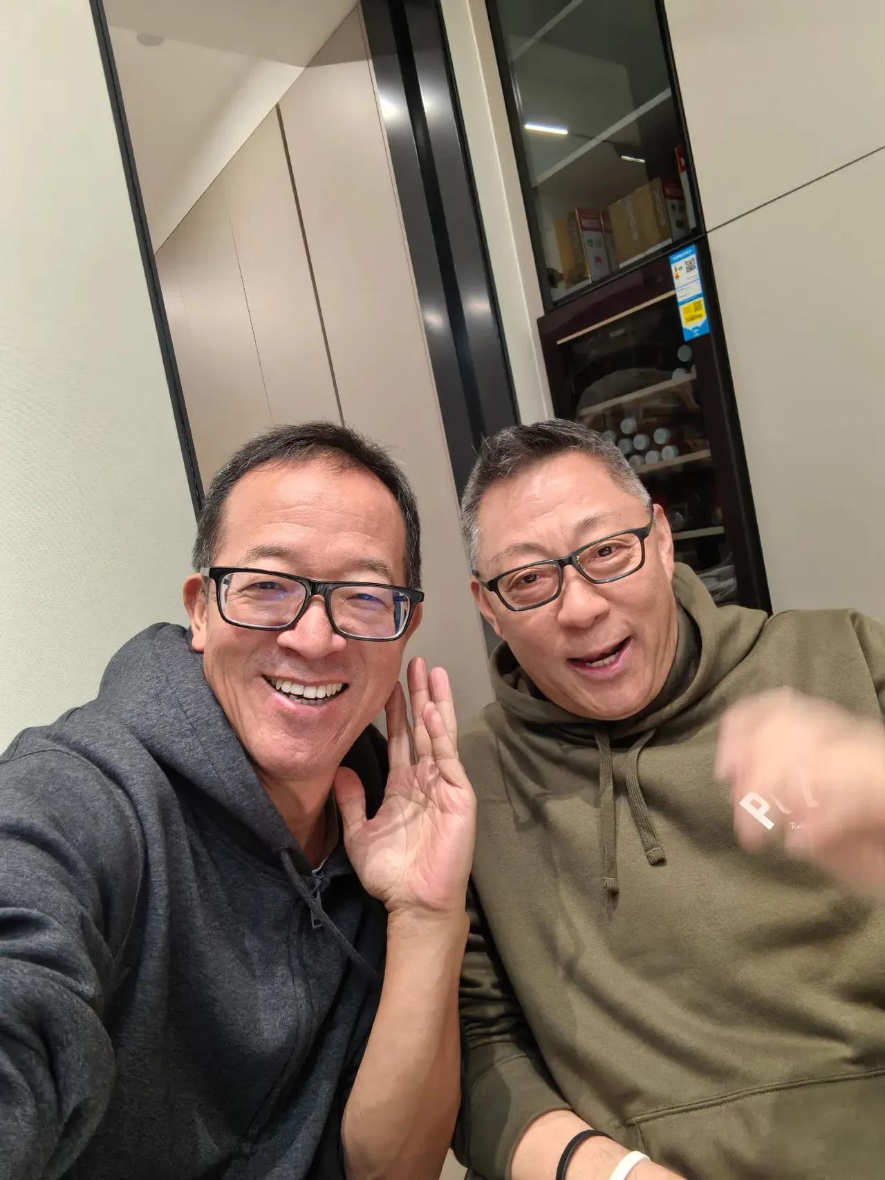 热烈欢迎老周回到祖国怀抱！
​
​
​有网友评论说：
​1，看到两位老师脸上灿烂