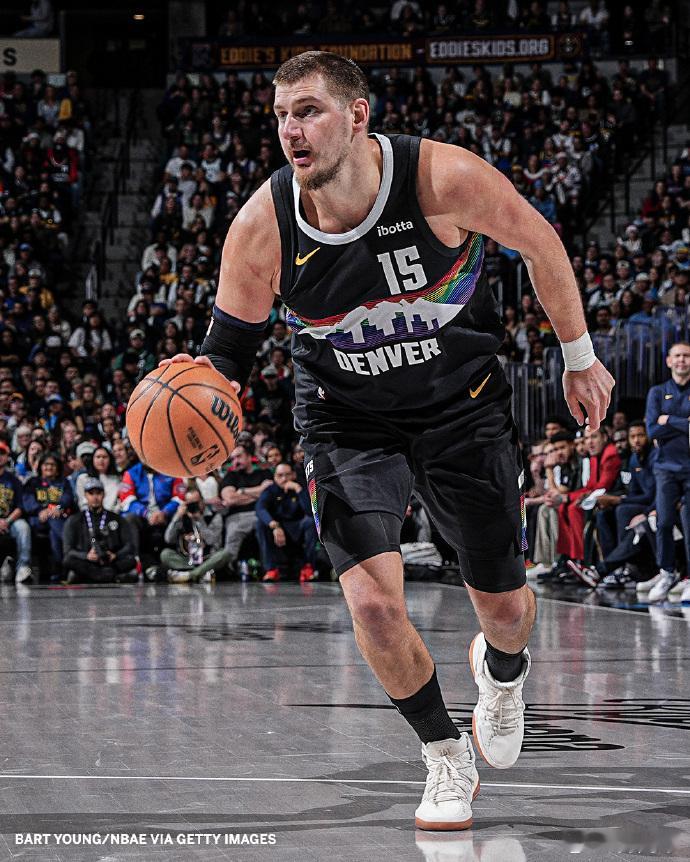 今天的约基奇——投篮21中15，三分6中4，罚球23中22——拿下56分16篮板