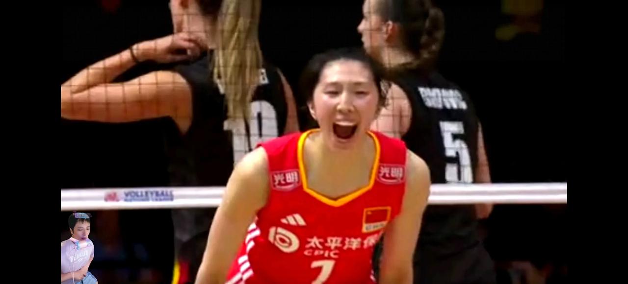 青春无敌！新中国女排3-0战胜比利时女排(25-18/27-25/25-13)。
