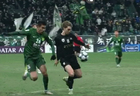 柏杨禁区内送点！北京国安再度落后，1比2。
第70分钟，柏杨在禁区内放倒对手前锋