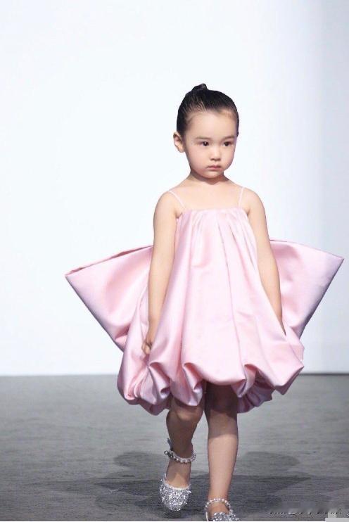 真心有点看不懂现在养娃的方式！
好好的小孩子，怎么就养得一点孩子气都没了！
 