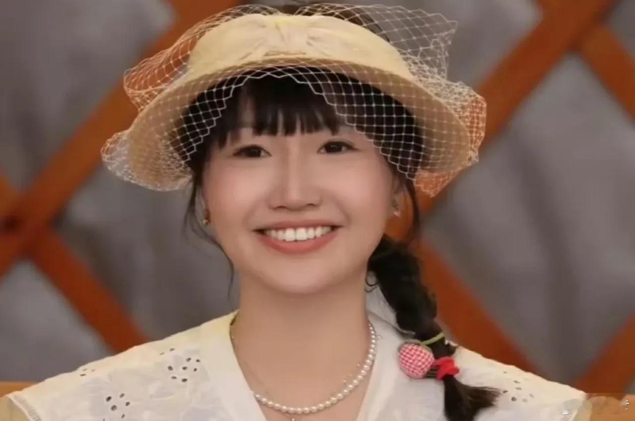 网友分享地铁里看到的景象，五个男的拿手机三个都在看麦琳，麦琳真成为顶流了[笑cr