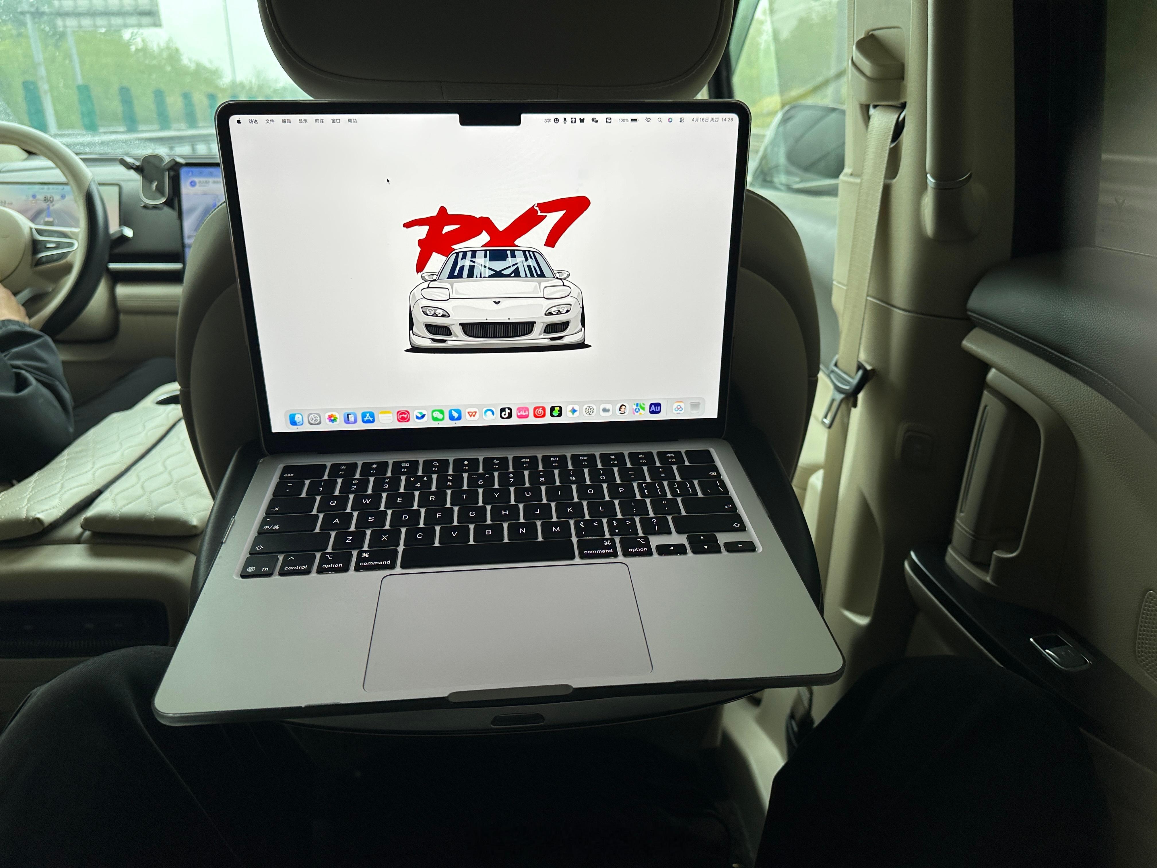 二排小桌板的用处，在此刻具象化了新能源汽车我与汽车的日常