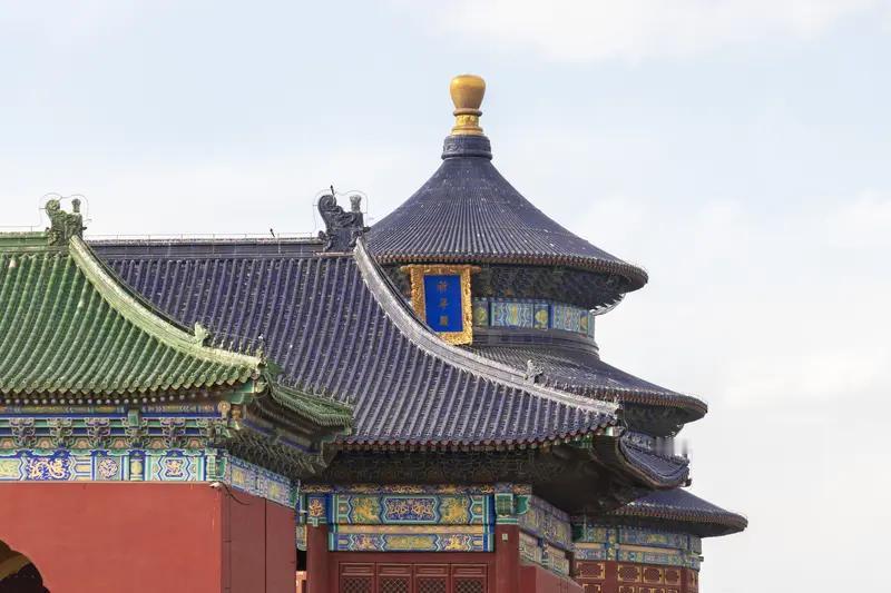 天坛绝对是中国古代建筑的典范。它占地面积是紫禁城的四倍，体现“礼制至上”，毕竟皇