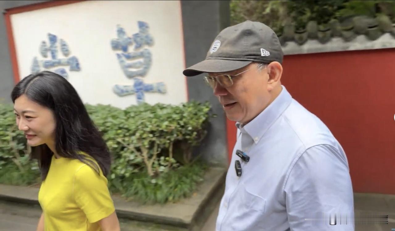 亮哥和三妹来到成都杜甫草堂。
我常被当地人问：「台湾人也读过杜甫的诗吗？」  