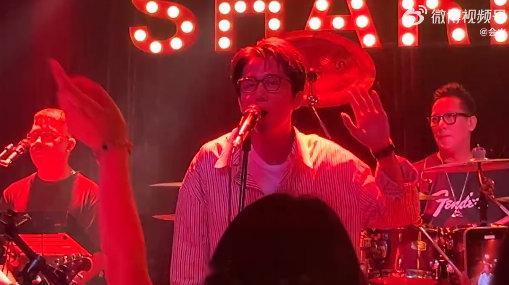 张新成[超话]张新成酒吧唱歌 偶遇张新成酒吧唱歌家人们，张新成酒吧唱歌现场太顶了