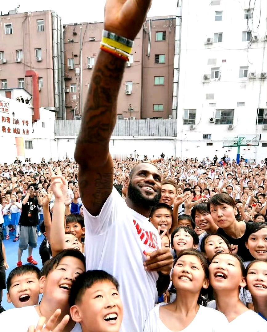 不知道为什么詹姆斯在中国人气那么高？耐克居然派专机专车接送。国外显然对他不屑一顾