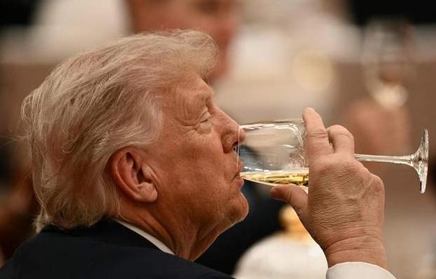 空军一号的舱门一开，所有人都在数人头：特朗普第一个，后面跟着的是谁？国防部长赫格