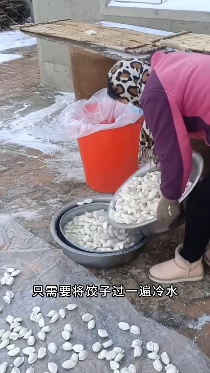 注意看，这个人竟然将刚包好的饺子倒在了地上。这一幕看得让人满心疑惑，这是在做什么