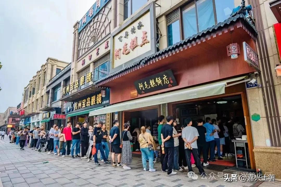 太结棍了！嘉兴新塍的月饼店又开始排队了，排了1小时才轮到啊！

中秋的脚步渐近，