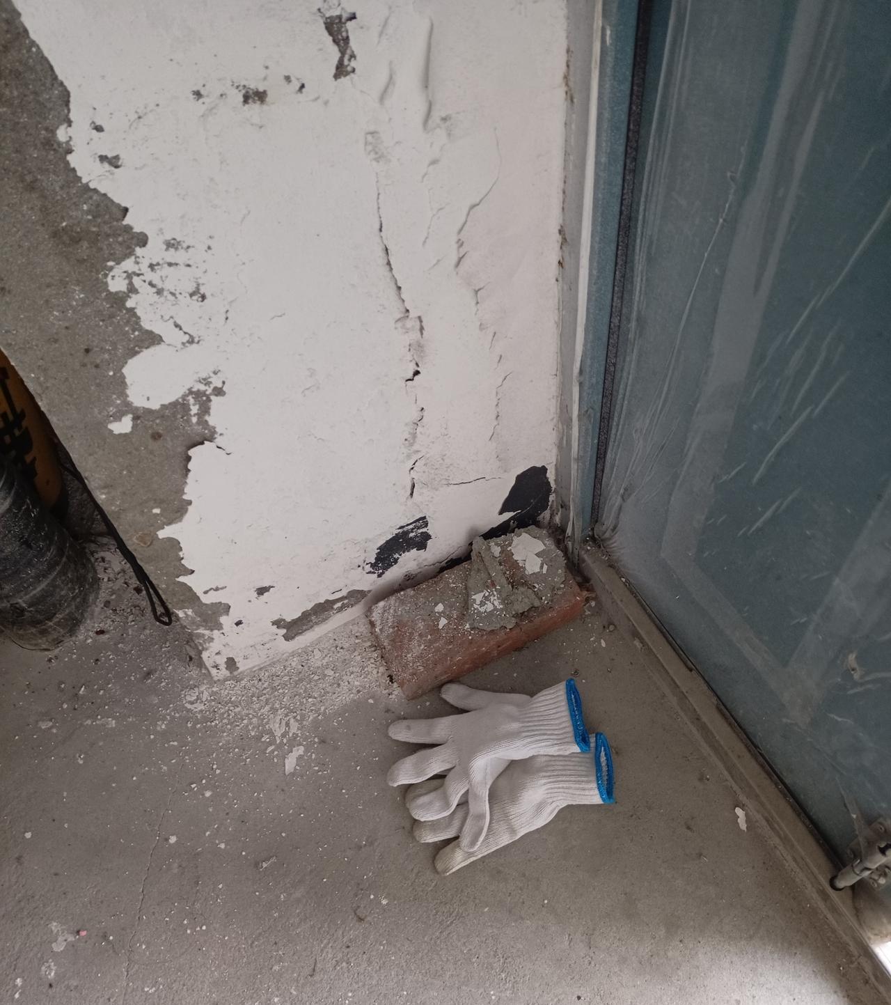早上五点出门去早市，走到单元门口吓我一跳，门口地上不知道谁扔了一副线手套，开门出