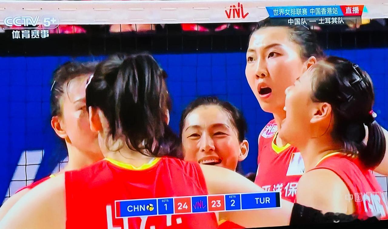 2-2，恭喜中国女排提前拿到世界女排联赛总决赛门票！在与土耳其的对抗中，中国女排