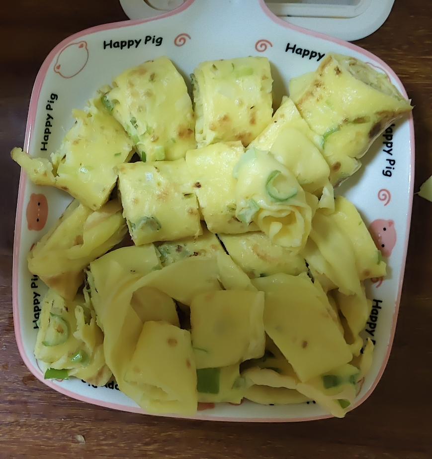 快手早餐！葱香鸡蛋饼香到流口水
 
早起十分钟，就能搞定这份软乎乎的葱香鸡蛋饼?