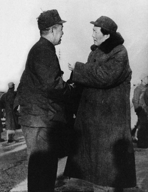 新中国成立时，周总理宣读国家干部名单，在念到傅作义的名字时，他突然站起来大喊：“