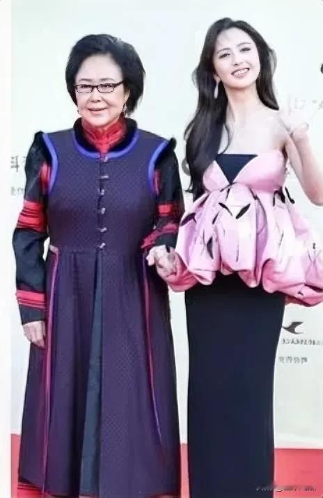 斯琴高娃气场强大、沉稳大气，岁月在她身上沉淀出别样的韵味；
佟丽娅美丽动人、青春