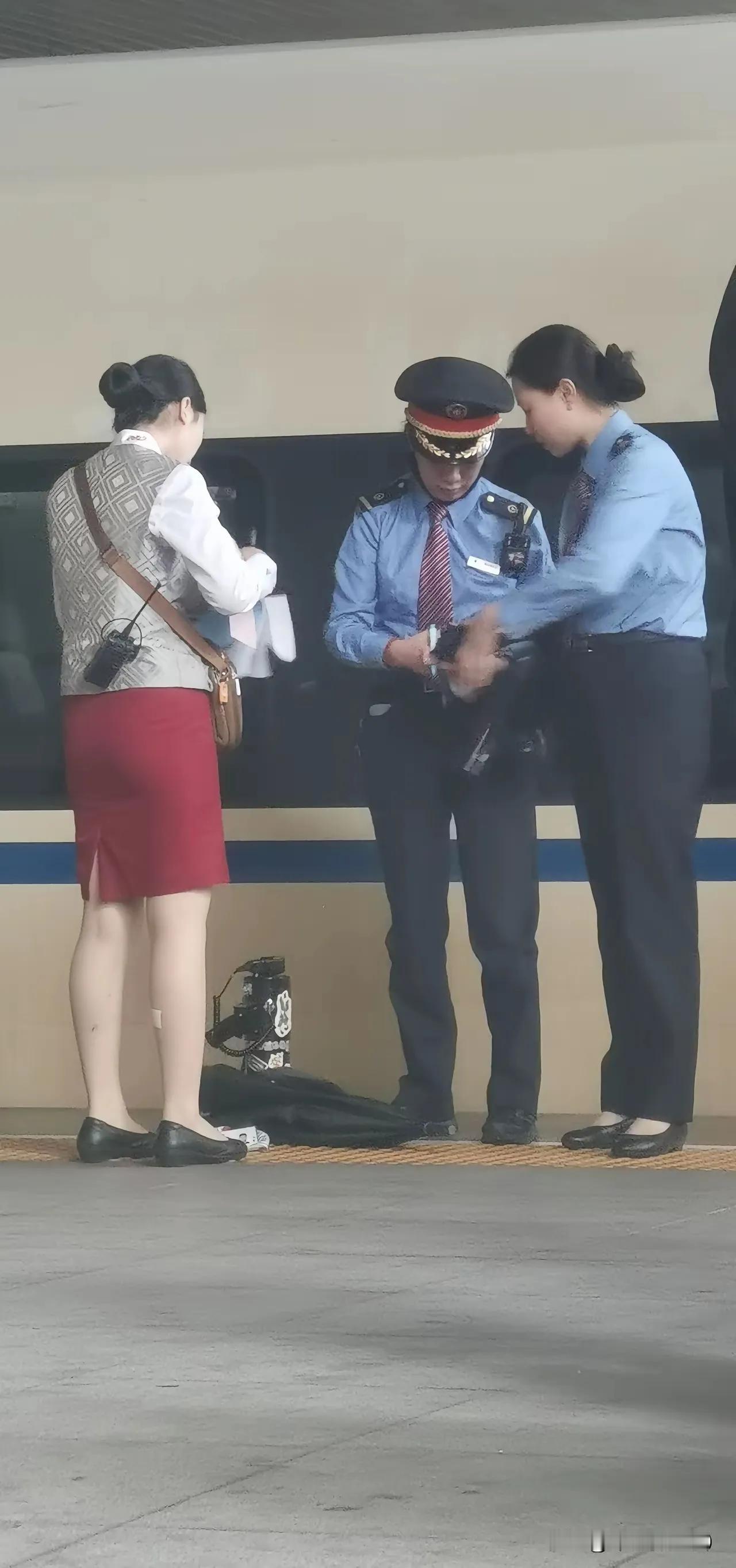 在高铁站看到三位高铁工作人员，两位身着制服，一位穿着裙子。我有点疑惑，穿制服的工